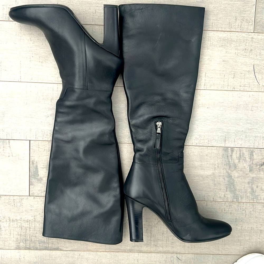 Like new black Italian leather boots 🇮🇹 Purchased in Italy! 19” tall, US8, $95